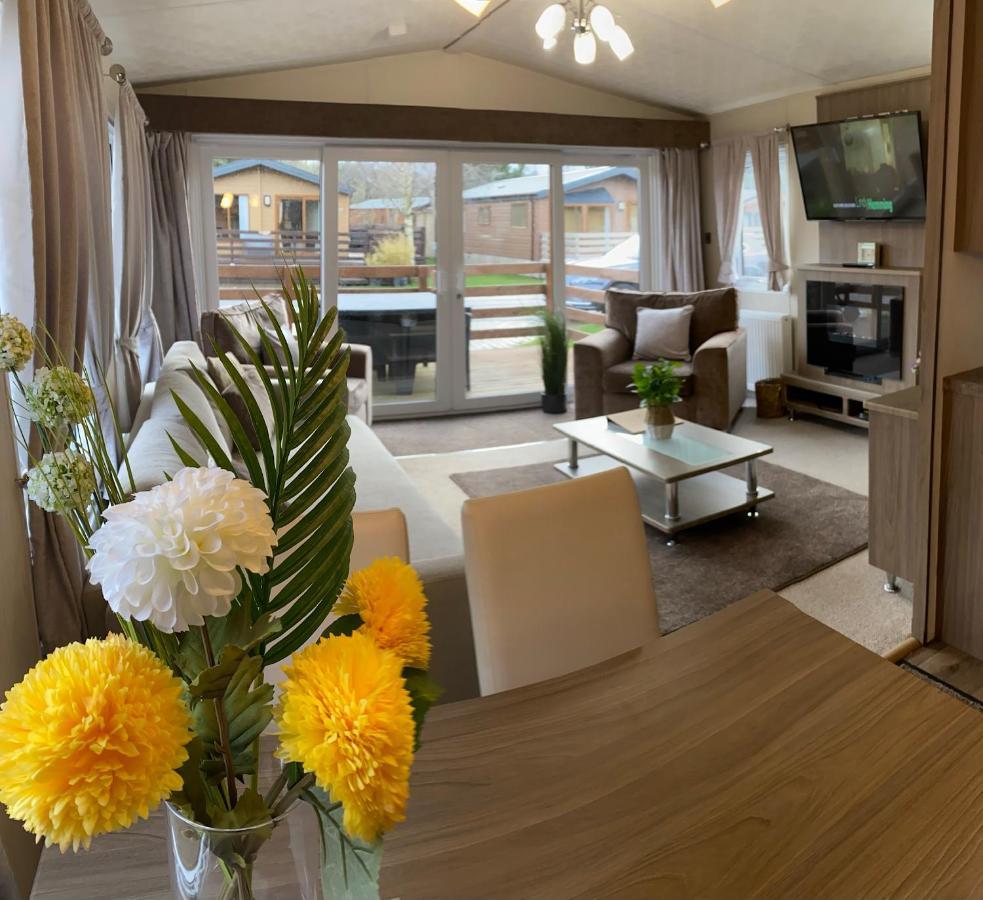 Hazel Oaks, Beautiful Lodge With Hot Tub - Sleeps 6 - Felmoor Park Morpeth Eksteriør billede